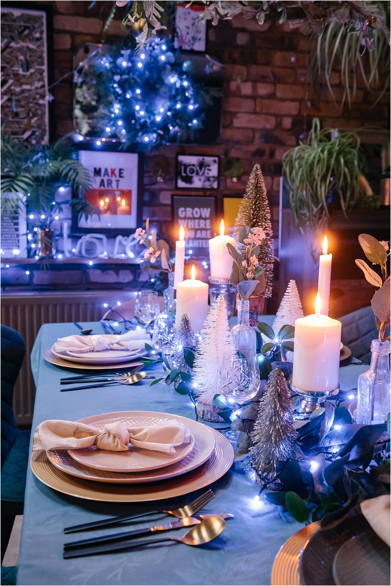 10-Christmas-table-setting-ideas-two-tone-monochrome-lily-sawyer-photo